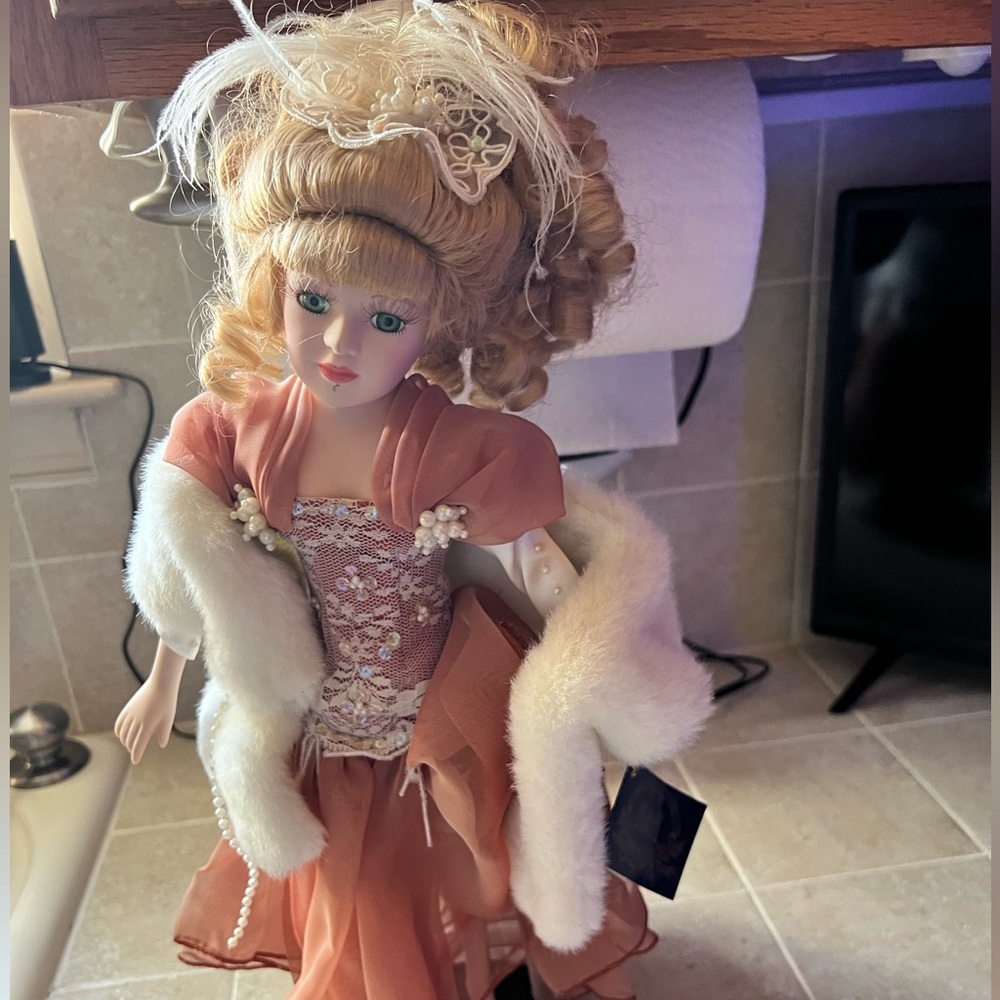 Porcelain vintage dolls. With tags had approximately 22 years. Not in boxes